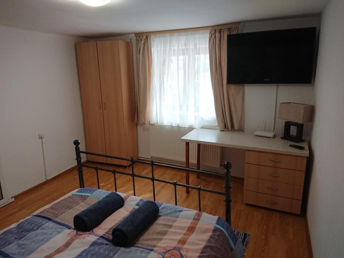 Katy'S Studio Apartment Brasov Bagian luar foto